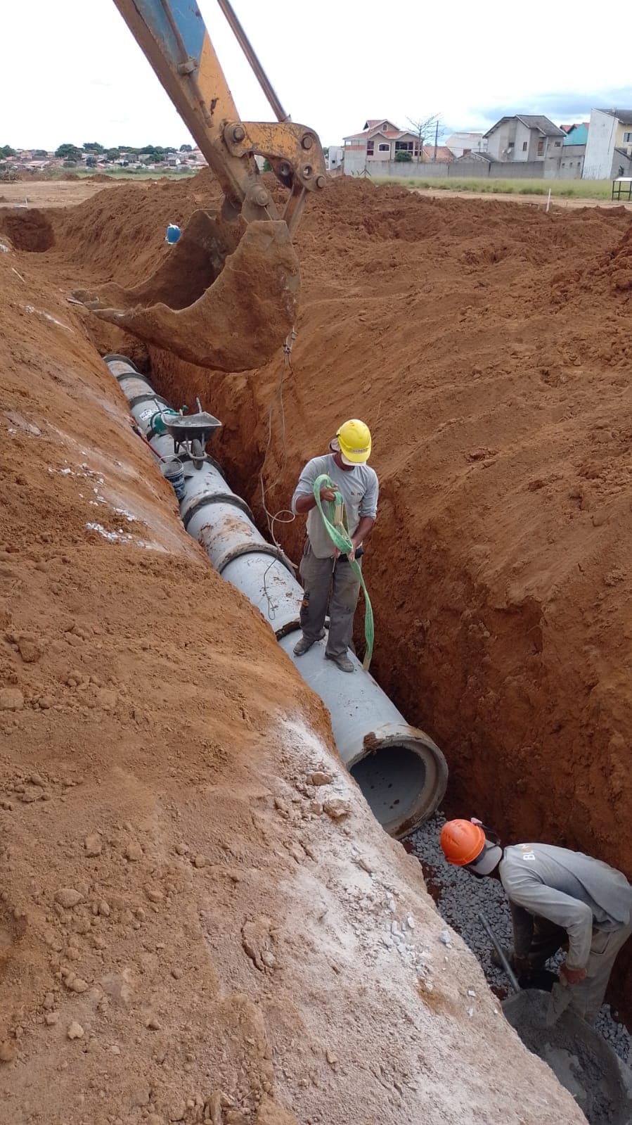 Implantação de rede de drenagem no loteamento KDB com tubulações de concreto, escavação e elementos complementares.
